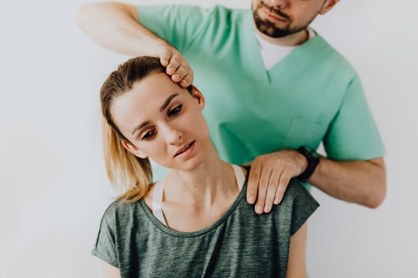 Ból kręgosłupa szyjnego – czym jest spowodowany i jak sobie z nim poradzić?